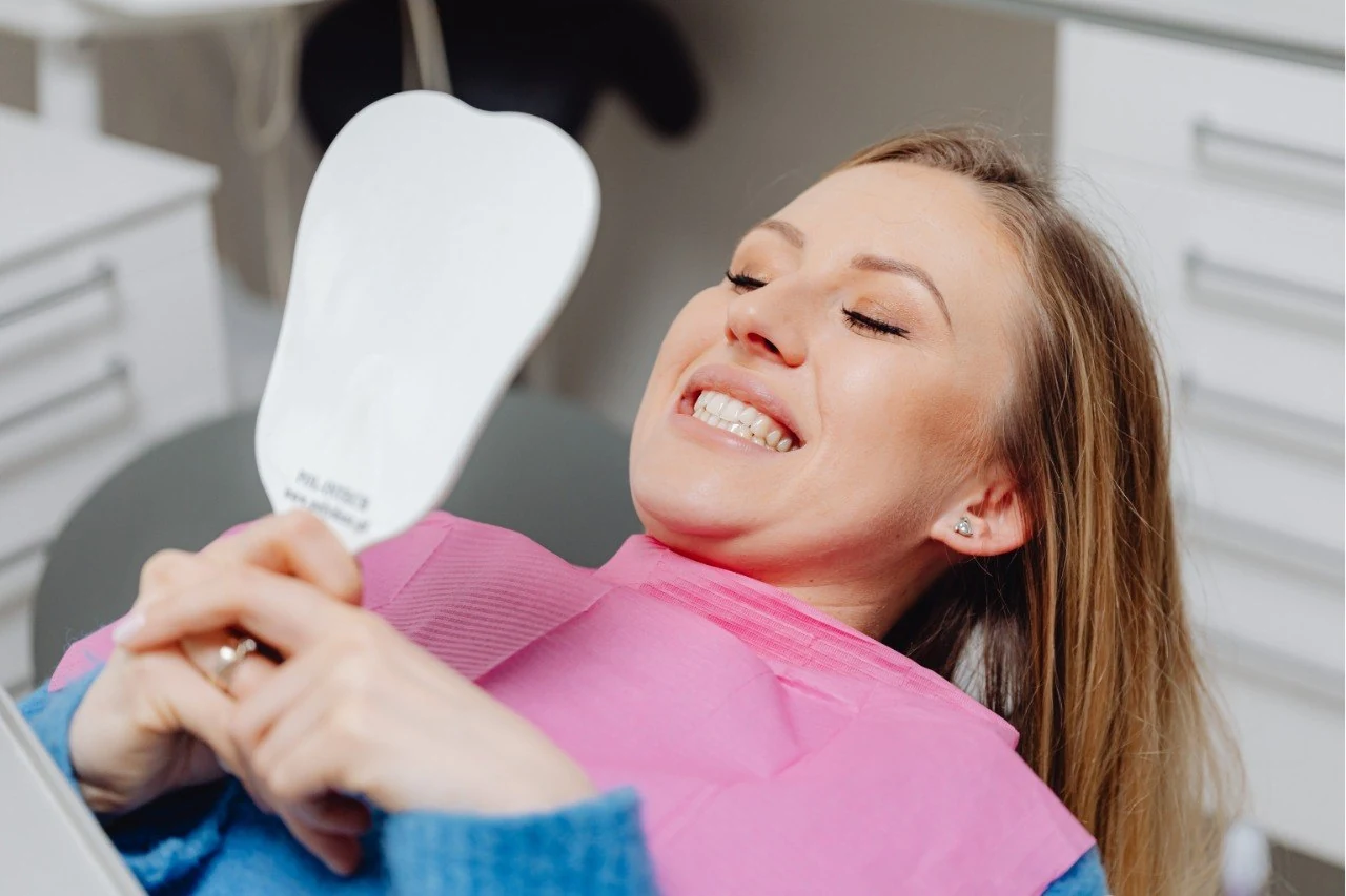 Zâmbet alb și strălucitor menținut după albirea dentară profesională la Smile Design București